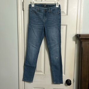 Hollister jeans size 5, short waist 27 length 28. Mid-rise super skinny